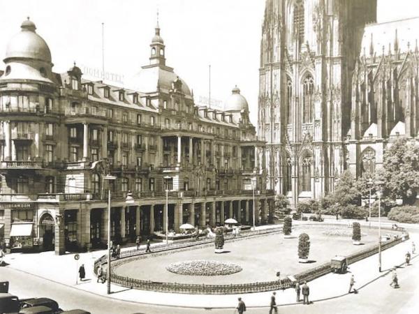 domhof-roncalliplatz_1920